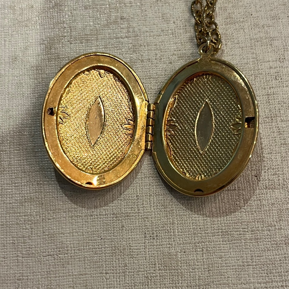 Vintage large Victorian style Gold Locket Necklace. GUC! - Picture 3 of 8